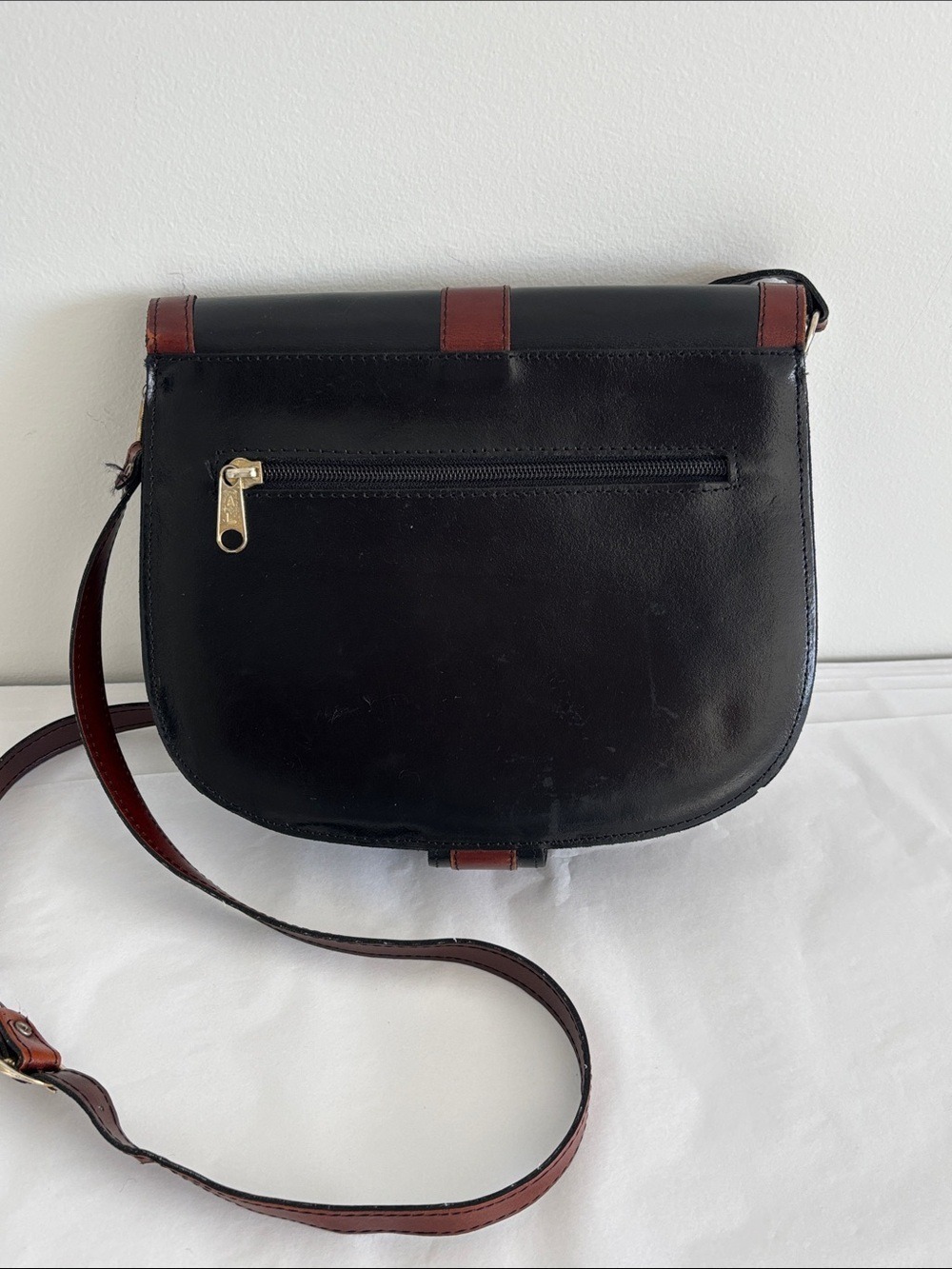 Stunning vintage vegan leather crossbody bag purse turn lock black brown pocket - Picture 3 of 15